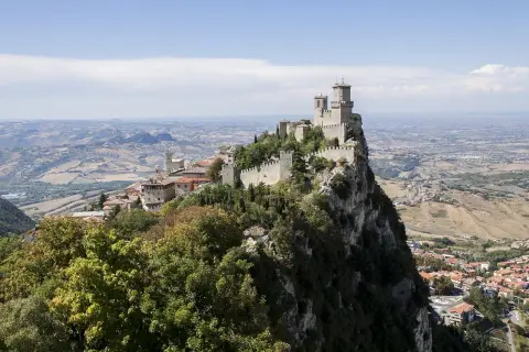 San Marino, perła na skalistym szczycie, idealne miejsce na wycieczka objazdowa Włochy 10 dni. Widok zapiera dech!