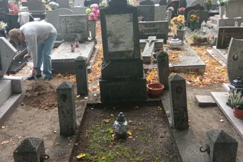 Na cmentarzu, wśród jesiennych liści, osoba kopie ziemię przy grobie. Czy dusze nas słyszą?