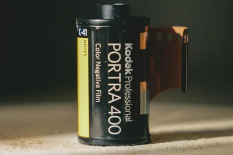 Rolka filmu Kodak Portra 400. Gdzie wywołać zdjęcia z Kodaka? W każdym dobrym laboratorium fotograficznym.