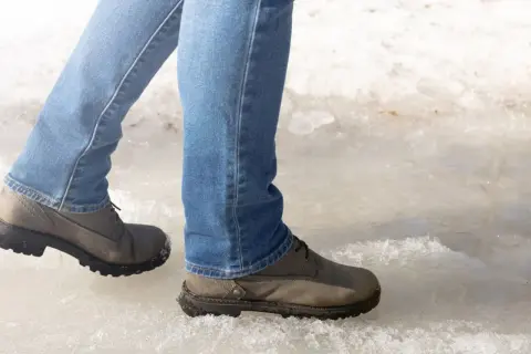 Nie ślizgaj się! Jaka podeszwa butów najlepsza na lód?