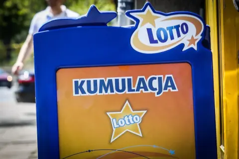 Niebieska gablota Lotto z napisem "Kumulacja" i logo. Czy wygraną z lotto trzeba wpisywać do rocznego zeznania pit?