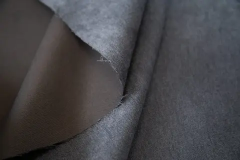 Szara tkanina soro, z jednej strony gładka, z drugiej lekko puszysta. Idealna na eleganckie ubrania.