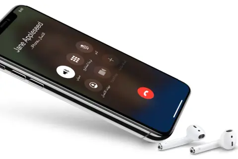 iPhone z włączonym wifi calling, ekran połączenia z Jane Appleseed. Obok leżą słuchawki AirPods.