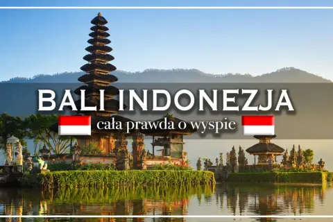Bali, Indonezja: czy warto? Wspaniała świątynia na wodzie, flagi Indonezji i krajobraz.