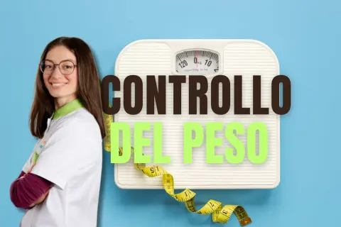 Donna sorridente con camice, bilancia e metro. Se mi peso dopo mangiato quanto devo togliere? Controllo del peso.