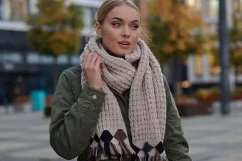 Jakie czapki i szaliki pasują do zielonej kurtki? Modne zestawy