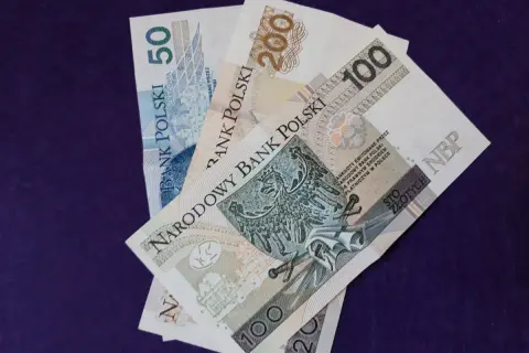 Polskie banknoty 50, 100 i 200 zł. Może to być spadek po rodzicach, który pomoże w realizacji marzeń.