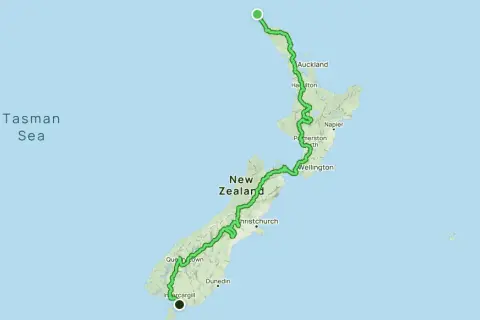 Karte von Neuseeland mit dem Te Araroa Wanderweg, der sich von Nord nach Süd schlängelt.