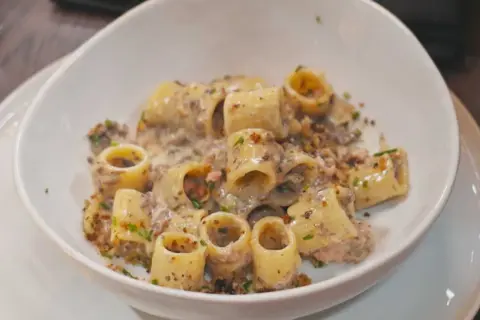 En krämig salsicciapasta med rigatoni, toppad med örter och krispiga bitar. En rätt som Benjamin skulle älska.