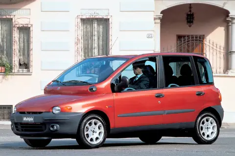 Röd Fiat Multipla till salu, en man kör. Unik design, perfekt för familjen.