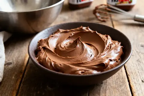 Crème onctueuse au chocolat, prête à être dégustée. Un délice de chantilly mascarpone chocolat.