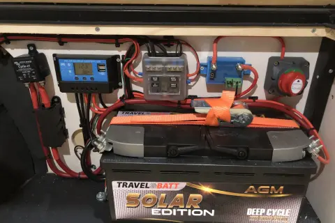 Sistema eléctrico con batería AGM "Solar Edition" y controlador de carga. ¡Todo listo para tu aventura con garantía de batería!