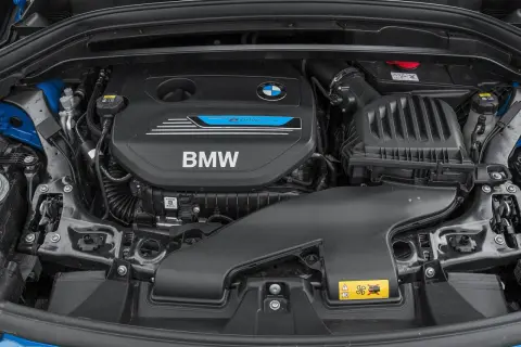 Silnik BMW X1 F48 z napisem eDrive.