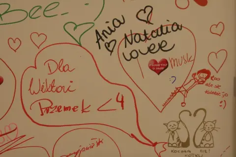 Wierszyki dla ukochanej na dzień dobry: "Dla Wiktorii Przemek <4", "Ania Natalia lover", "Kocham Cię kotku".