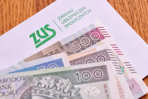 ZUS i polskie banknoty. Dowiedz się, jak wypełnić wniosek o rentę rodzinną, by otrzymać należne świadczenie.