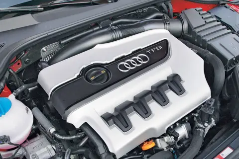 Silnik 2.0 TFSI Audi z charakterystycznymi czterema pierścieniami. Widoczny jest też zbiornik płynu i elementy układu dolotowego.