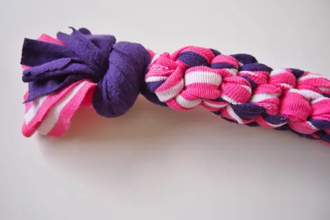 Twój pies pokocha! Bezpieczna zabawka ze sznurka DIY krok po kroku.
