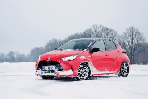 Ile pali Toyota Yaris Hybrid? Miasto, trasa, zima pełna analiza.
