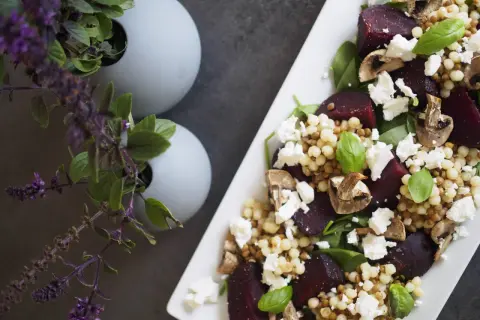 En läcker sallad med rödbetor, couscous, fetaost och champinjoner. Ett perfekt lunch recept för en snabb och näringsrik måltid.