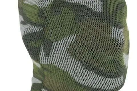 Máscara de camuflaje con rayas militares en la cara, ideal para mimetizarse en entornos boscosos.