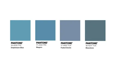 Quattro campioni di colore Pantone: Delphinium Blue, Niagara, Faded Denim e Bluestone, tonalità di avio colore che evocano il cielo e il mare.