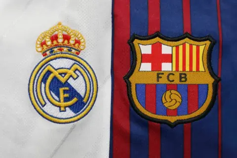 Herb Real Madryt i FC Barcelona obok siebie. Która drużyna wygra? Real czy Barca?
