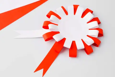 Gotowy do przedszkolnego świętowania? Biało-czerwony kotylion, idealny szablon do ozdobienia!