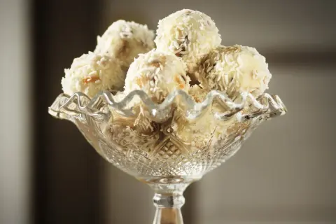 En skål med hemgjorda chokladbollar, täckta av kokosflingor. Perfekt för ett enkelt vit choklad recept.