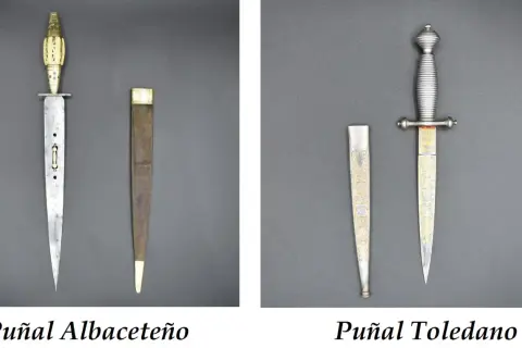 Dos puñales, uno Albaceteño con mango de hueso y otro Toledano con grabados dorados, son armas históricas.