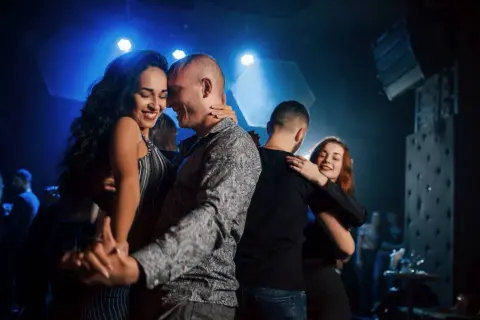 Gdzie można potańczyć w Ustce? Odkryj najlepsze miejsca na imprezy