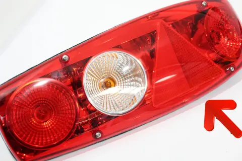 Luz trasera roja con reflectores. El triángulo rojo es un catadioptrico, esencial para la seguridad vial.
