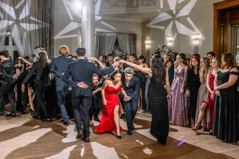 Ile kosztuje fotograf na studniówkę? Sprawdź ceny i oferty w Polsce