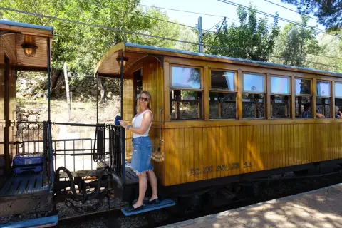 Kvinna kliver på det gamla trätåget i Sóller, på väg till Palma.