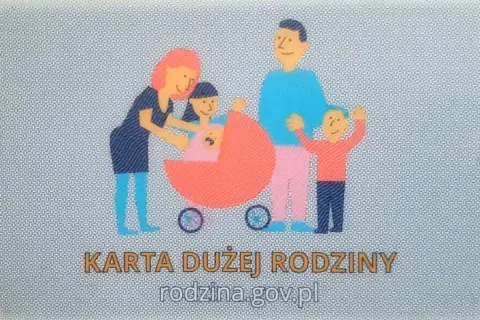 Karta Dużej Rodziny z wizerunkiem rodziny, symbolizująca dostęp do listy zniżek.