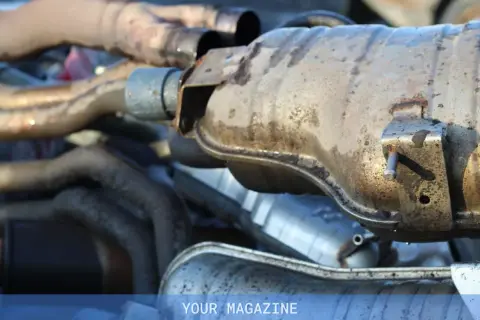 Gros plan sur des pièces de système d'échappement de voiture, dont un catalyseur potentiellement bouché, un symptôme courant sur les moteurs diesel.