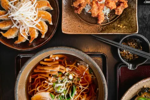 Leckeres japanisch kochen: Gyoza, Karaage und Ramen-Suppe mit Schweinefleisch und Bambussprossen.