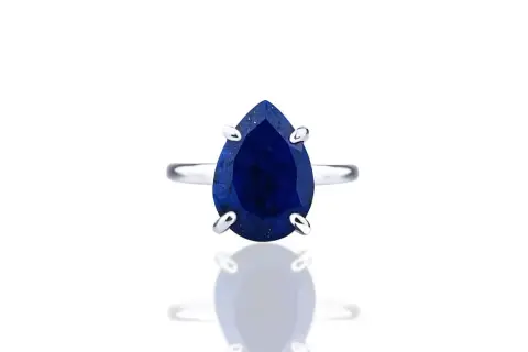 Pierścionek z łezką lapis lazuli, idealny dla osób urodzonych pod znakiem zodiaku Wagi, symbolizujący mądrość i spokój.