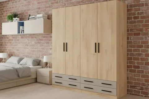 Armario moderno con puertas de madera clara y cajones grises. Ideas para puertas de armarios con diseño minimalista y tiradores negros.