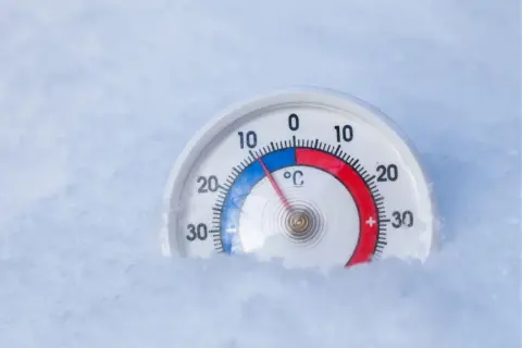 Termometr w śniegu pokazuje temperaturę poniżej zera. Czy piwo zamarznie w bagażniku? Sprawdźmy!