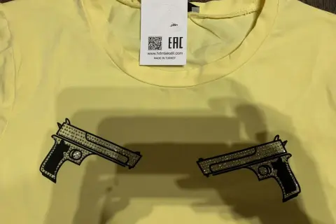 Pokaz co tam masz pod bluzką - co naprawdę oznacza ta fraza w Pistolet?