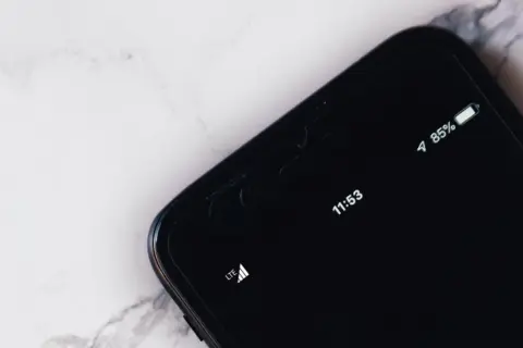 Czarne, nowoczesne urządzenie z widocznym wskaźnikiem LTE i naładowania baterii 85%. Czas 11:53.