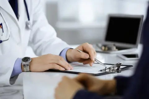 Lekarz omawia z pacjentem wyniki badań. Czas oczekiwania na wyniki krwi może się różnić.