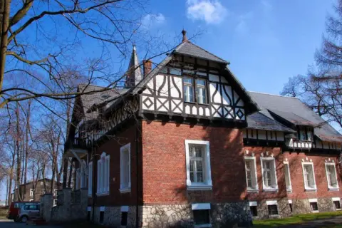 Zabytkowa willa w Zawierciu, z charakterystyczną architekturą szachulcową, to jedna z atrakcji miasta.