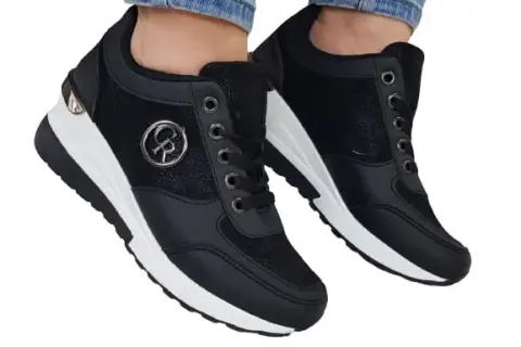 Buty sportowe na koturnie – co to za obuwie i jak je nosić?