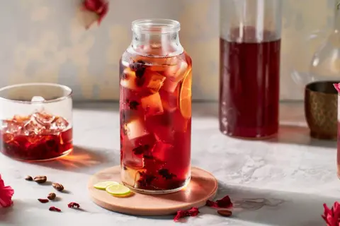 Orzeźwiający napój z hibiskusa z lodem i cytryną. Dowiedz się, jak parzyć hibiskus, by uzyskać ten piękny kolor i smak.