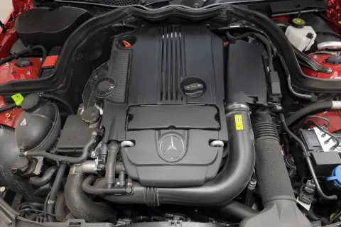 Mercedes W204 - jakie silniki benzynowe oferują najlepsze osiągi?