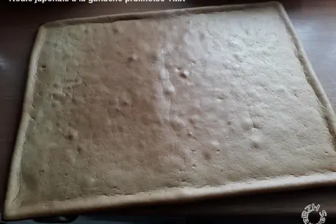 Gâteau roulé japonais à la ganache pralinée, prêt à être garni.