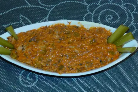 Pyszna pasta z makreli w pomidorach, podana z ogórkami konserwowymi. Idealna na kanapki.