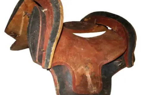 Mongolskie siodło co to? Odkryj jego niezwykłe cechy i historię