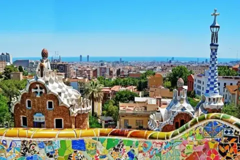 Vista panorámica de Barcelona desde el Park Güell. Arquitectura de Gaudí y el mar Mediterráneo. ¡Imprescindible que ver Barcelona!